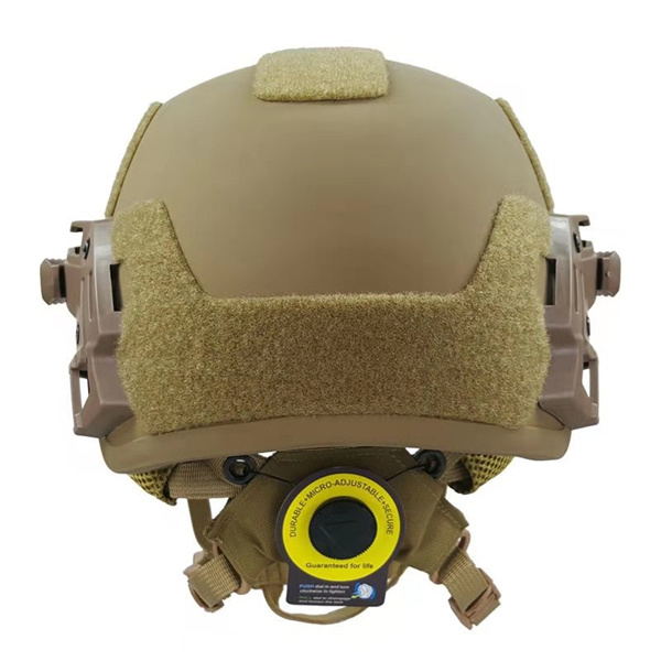 調節可能なストラップとパッドにより、IIIAヘルメットは使用者にぴったりとフィットするように調整できます。