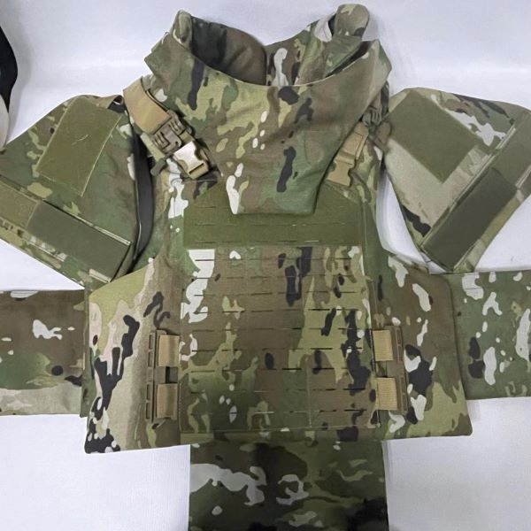 Bleib organisiert und vorbereitet mit den vielen Taschen und Speicheroptionen einer Militärweste