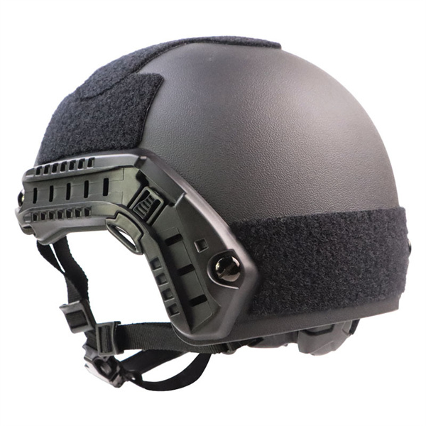 Aus fortgeschrittenen Materialien gefertigt, ist dieser Helm darauf ausgelegt, Einsätzen unterschiedlicher Art standzuhalten und einen verlässlichen Schutz zu bieten.