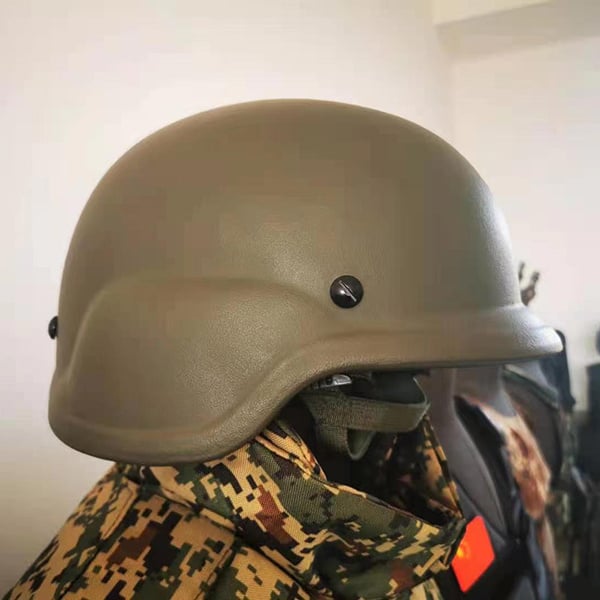 Test der Haltbarkeit und Effektivität moderner Armee-Helme