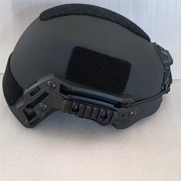 Maximiere die Beweglichkeit durch eine High-Cut-Helm-Design