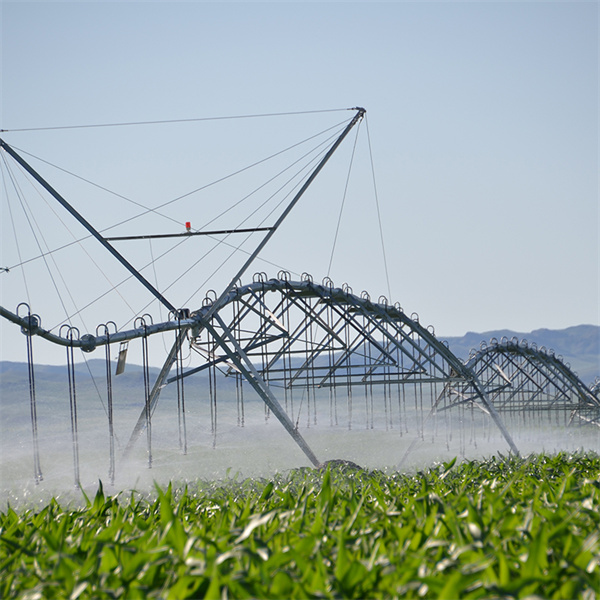 How central pivot irrigation systems work