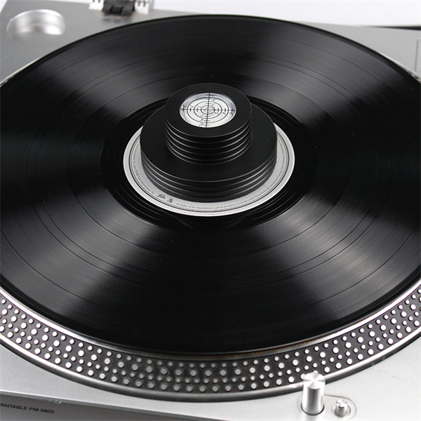 Améliorez votre configuration de platine avec un stabilisateur de disque élégant et stylé.