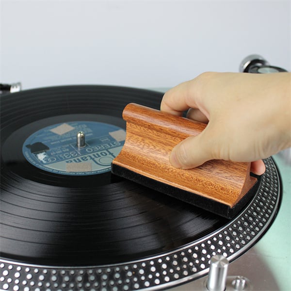 Preserve the life of your vinyls with our gentle yet powerful LP cleaner brush.