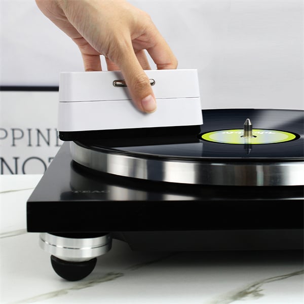 Retirez en toute sécurité la saleté et les impuretés de vos vinyles avec notre brosse douce