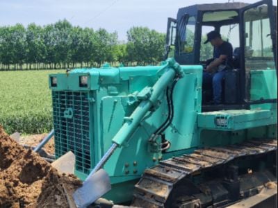 Elementos esenciales para pequeñas explotaciones agrícolas: la combinación de retroexcavadora y bulldozer