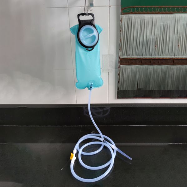 Avec le vieux, adieu aux sacs d'irrigation traditionnels - Bonjour modèle de 4 quarts