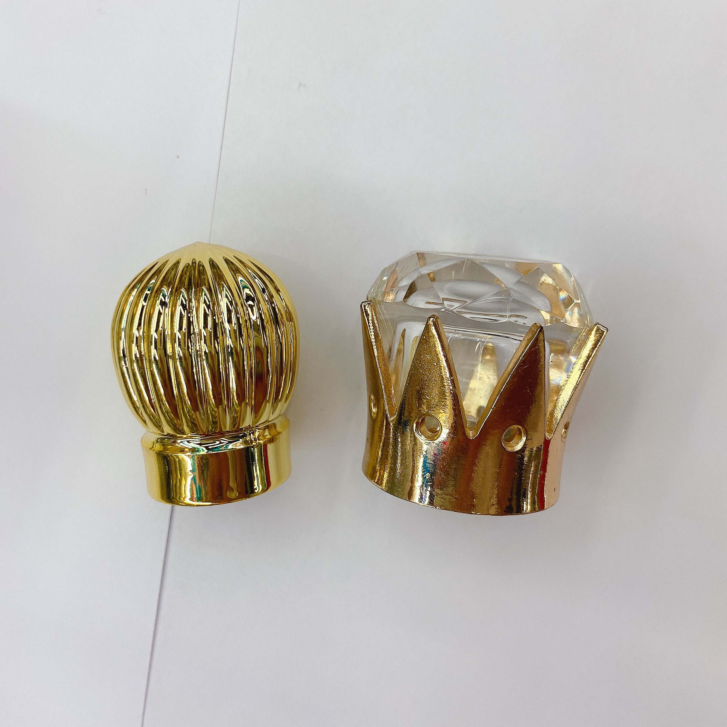Luxury Middle East Dubai Arabia gold zinc alloy perfume bottle cap plastic crown cap for cosmetic liquor glass perfume bottle manufacture