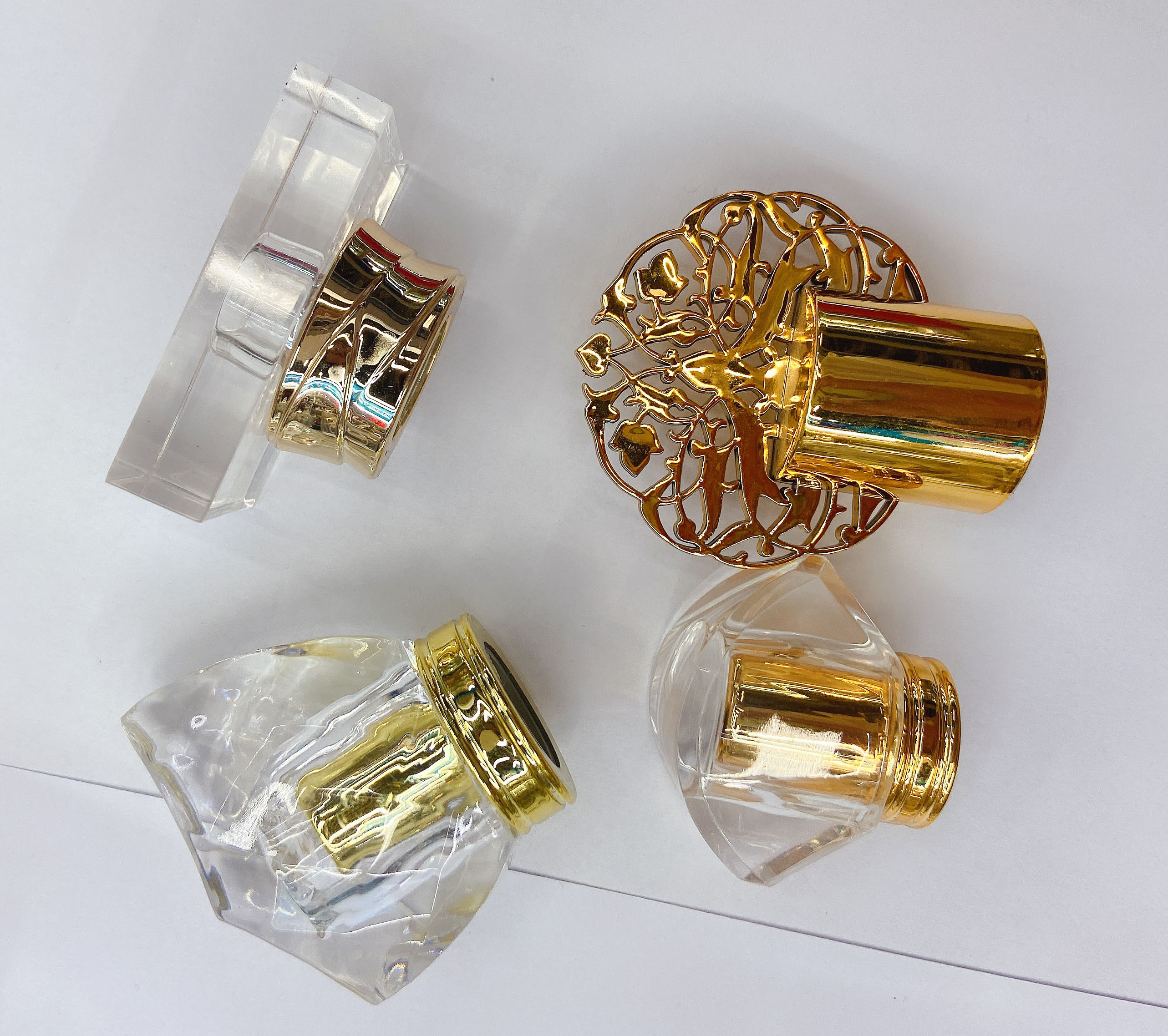 Luxury Middle East Dubai Arabia gold zinc alloy perfume bottle cap plastic crown cap for cosmetic liquor glass perfume bottle manufacture