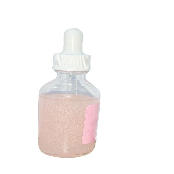 Achieve a porcelain-like complexion with our whitening face serum