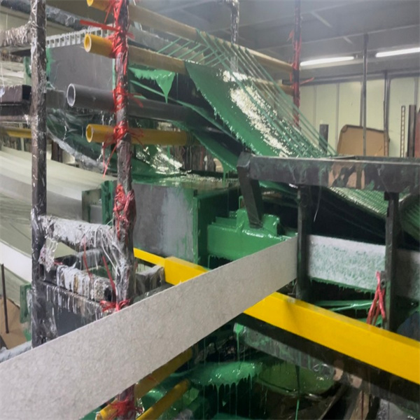 Dayanıklı ve Esnek Bir Fiberglass Bitiş İçin Rezin Karıştırmada Sanatı Öğrenme