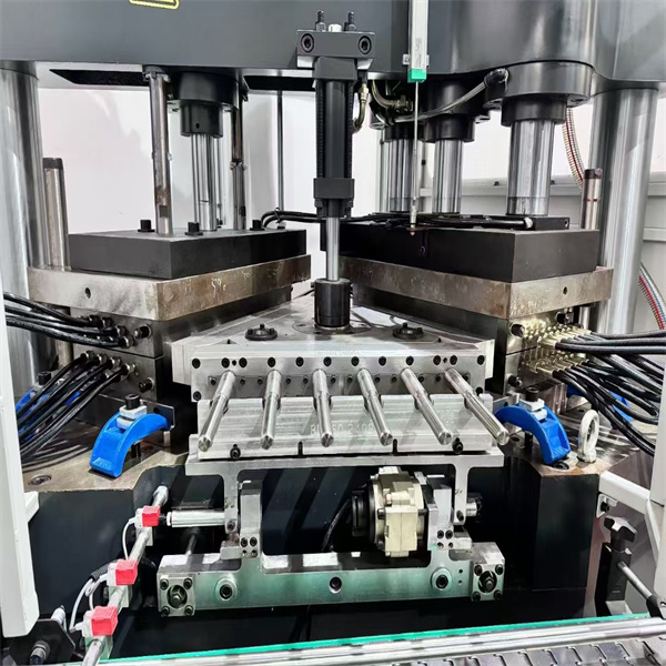 Maximizing productivity and reducing waste with a plastic bottle molding machine