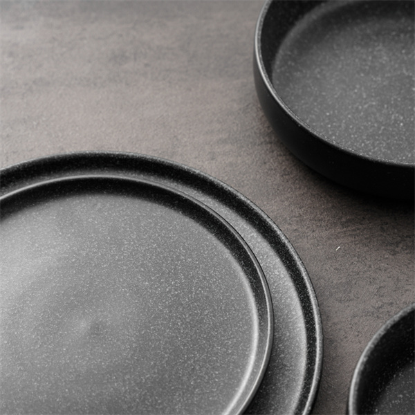 Redefine your table setting with a black dinner se