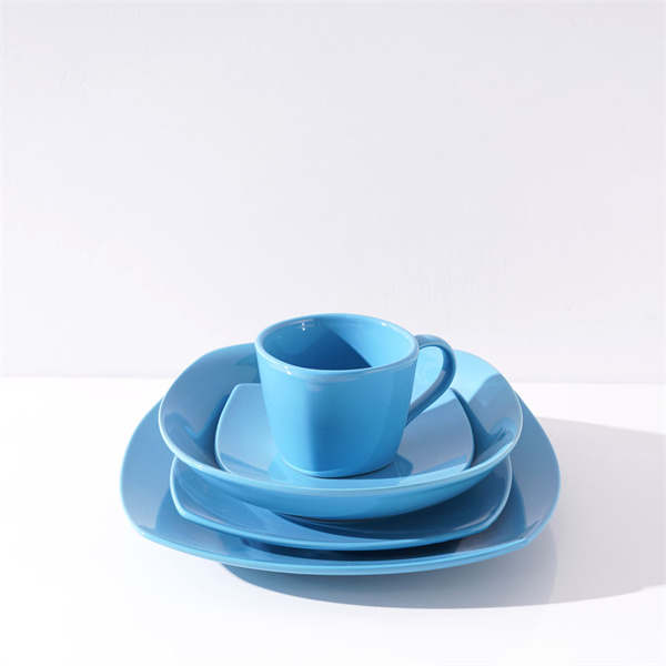 Create your own unique dining aesthetic with ceramic plates and bowls.