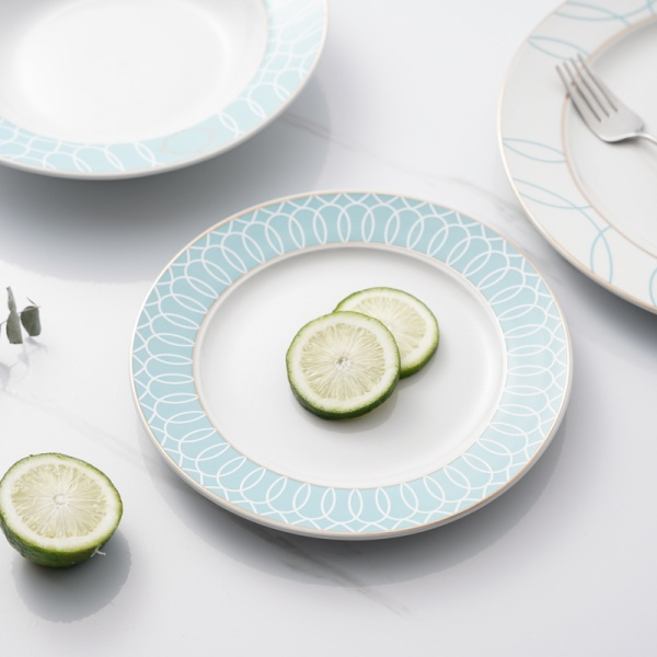 Easy to clean and perfect for everyday use, stoneware serving plates