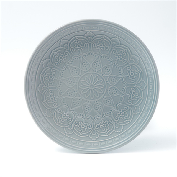 Make every meal special with a versatile ceramic serving plate