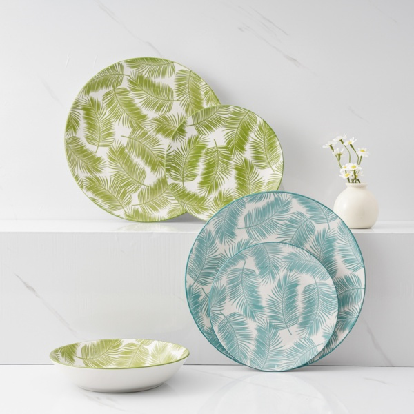 Add a touch of charm to your dining table with this stoneware plate se