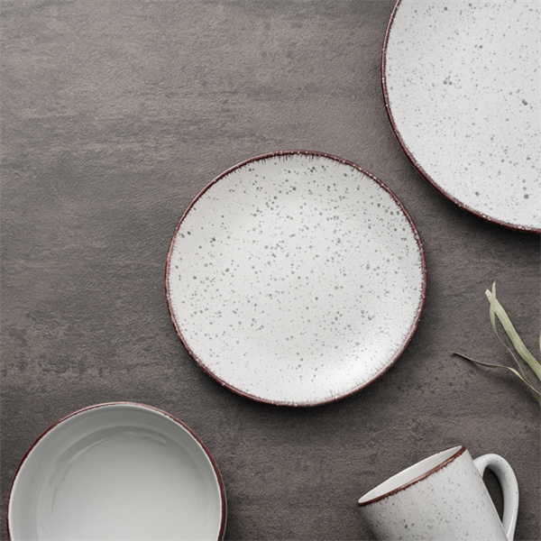 Create a modern and elegant atmosphere with porcelain dinnerware for every occasion.