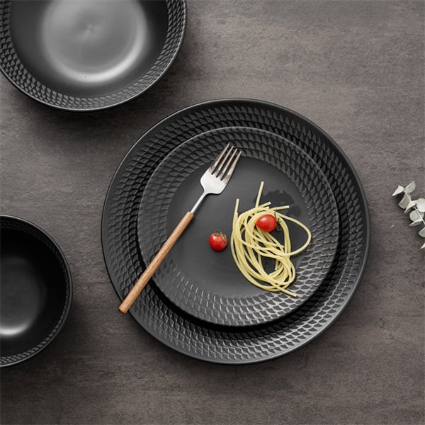 How to set a beautiful table with the right dinner plates