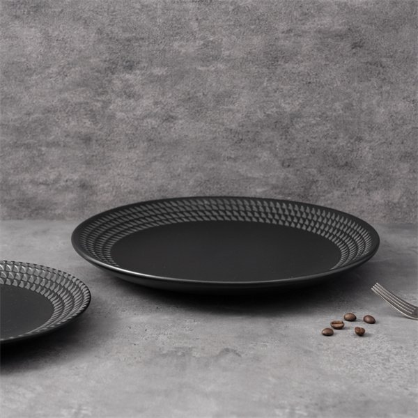 The beauty of black dinner plates