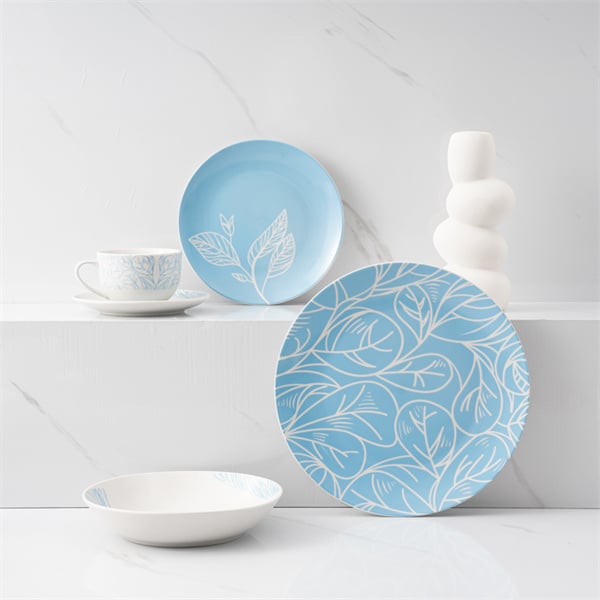 Effortlessly elevate any meal with porcelain dinner plates.