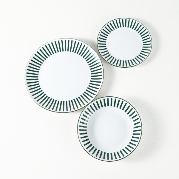 Create a Cozy and Inviting Table Setting with Beautiful Stoneware Pieces