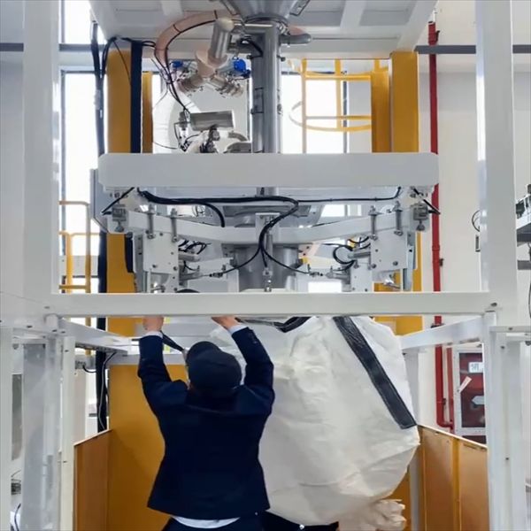 Simplify your packaging process with our user-friendly big bag filling system.