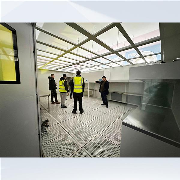 Steigern Sie Effizienz und Produktivität mit unseren einfach zu installierenden Reinraumwänden, die auf Ihre spezifischen Anforderungen zugeschnitten sind