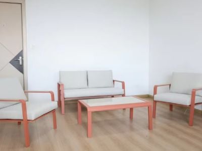 מה גורם לסט שולחנות חוץ מתכת להיות מושך במיוחד