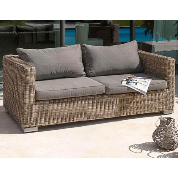 Découvrez le mélange parfait de confort et de sophistication avec des chaises en rotin extérieur.
