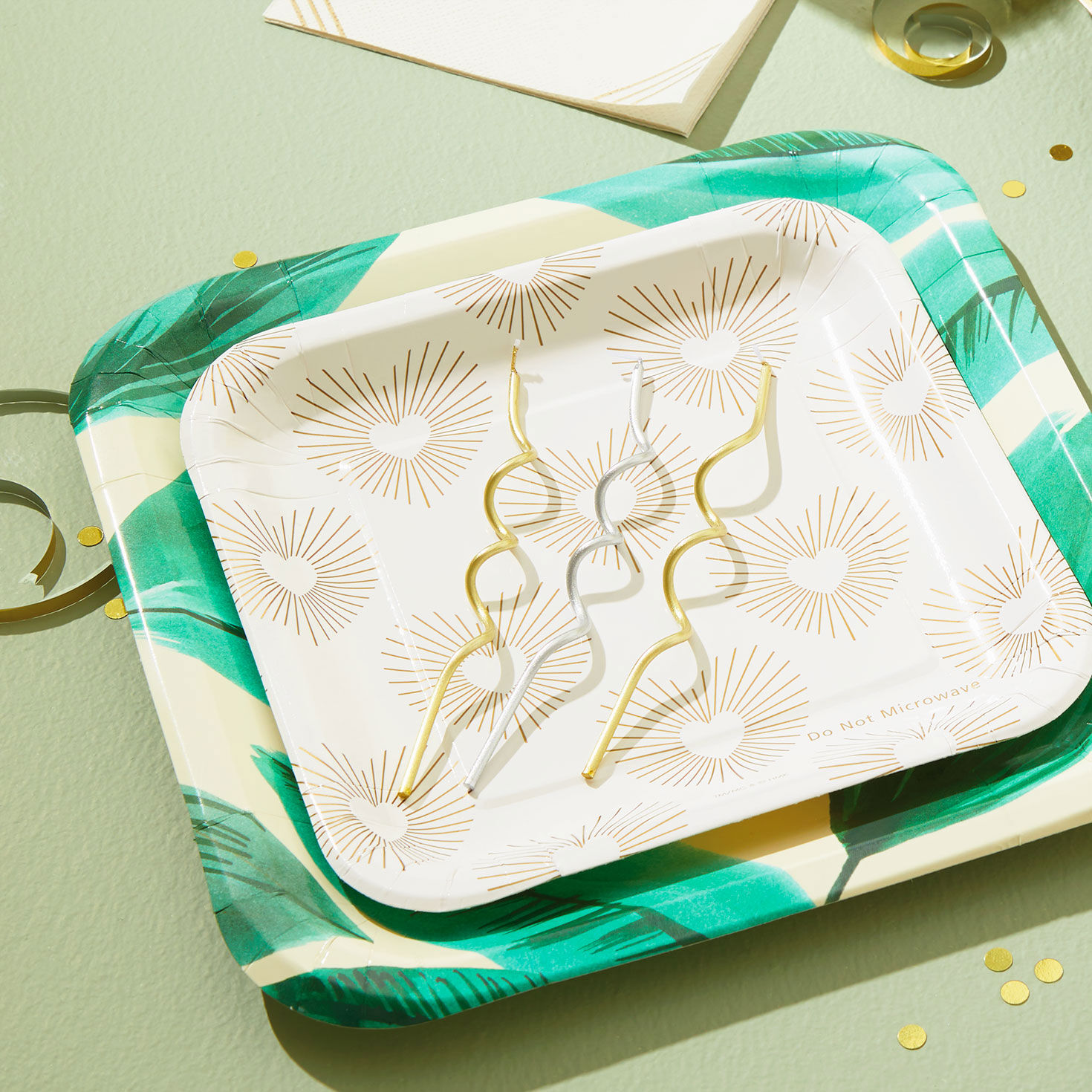 Metallic-Gold-and-Silver-Wavy-Birthday-Candles-Pack_3CPP1102_02.jpg