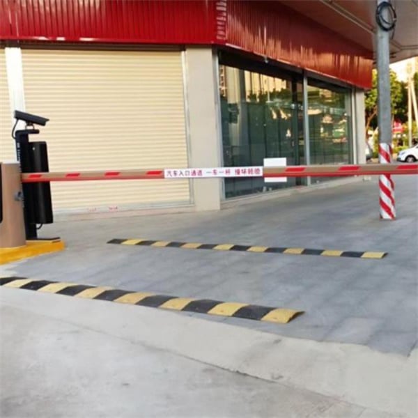歩行者と自転車利用者の保護におけるセーフティ道路バリヤーの役割