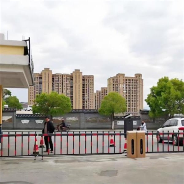 Different types of roadside safety barriers and their effectiveness