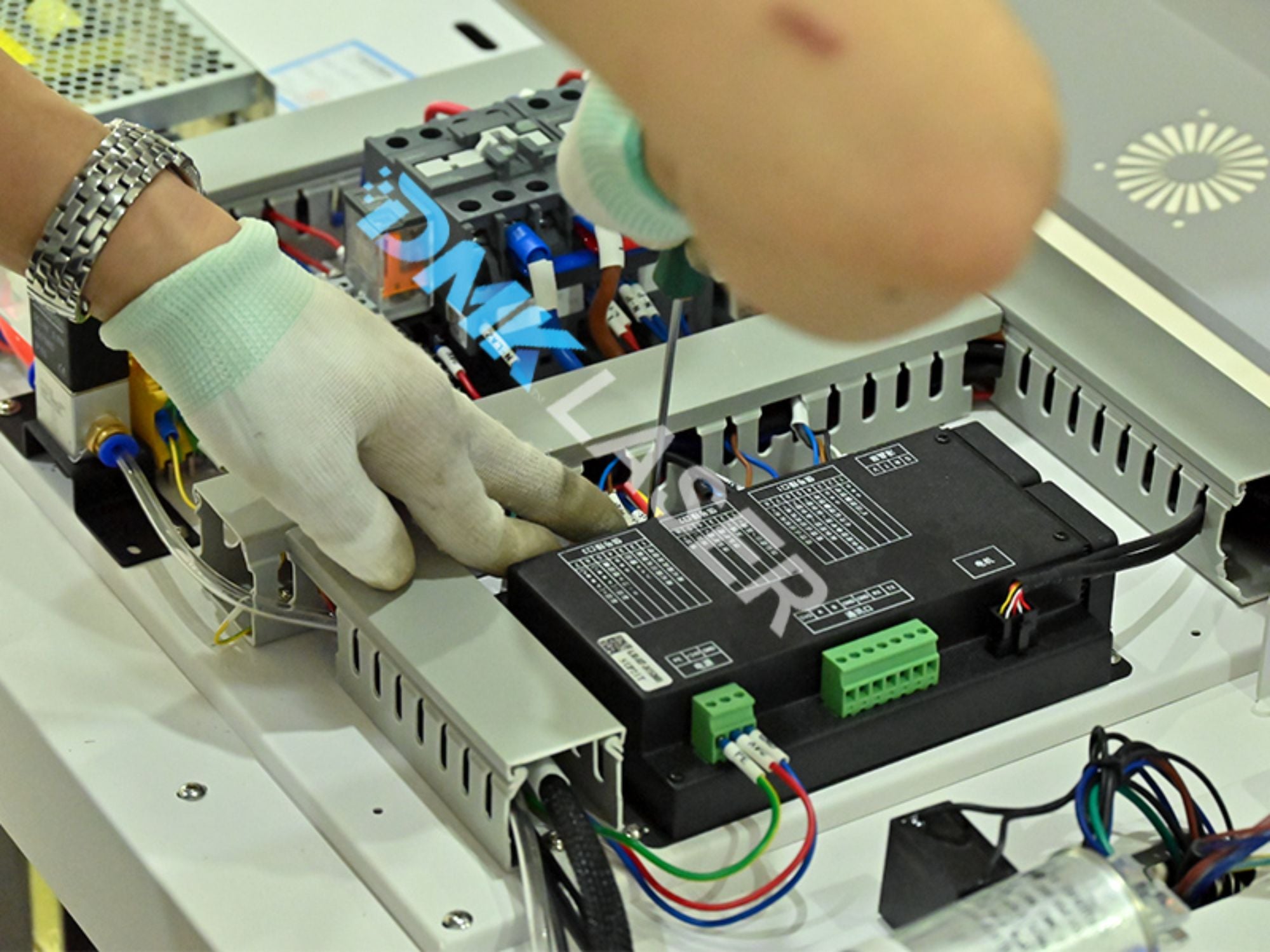 machine de Soudage Laser 2000W Expédiée au Qatar — Le savoir-faire de Demark met en valeur la beauté de l'artisanat