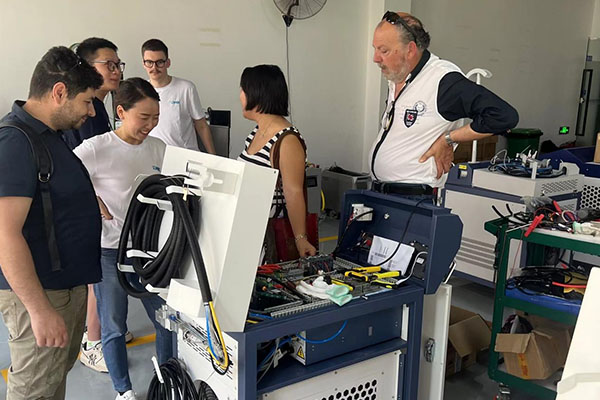 Italští zákazníci navštívili továrnu na laserové řezací a svářecí stroje