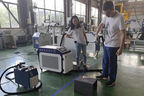 Brazilský zákazník přišel do naší společnosti, aby se naučil, jak ovládat laserovou čisticí stroj
