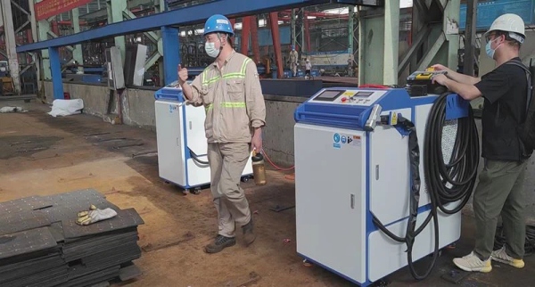 laserová čisticí stanice 3000W pro odstraňování rdíze z ocelových konstrukcí