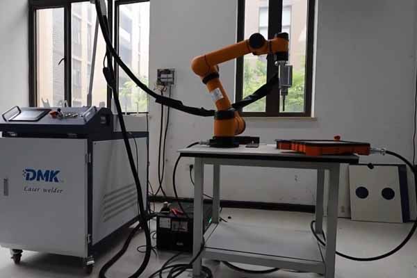 Soudage au laser à fibre main levée avec des robots