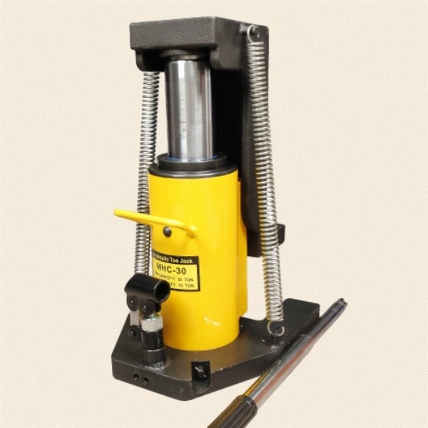 Perfect for use in various industries, this hydraulic toe jack is a versatile tool for lifting and moving heavy equipment.