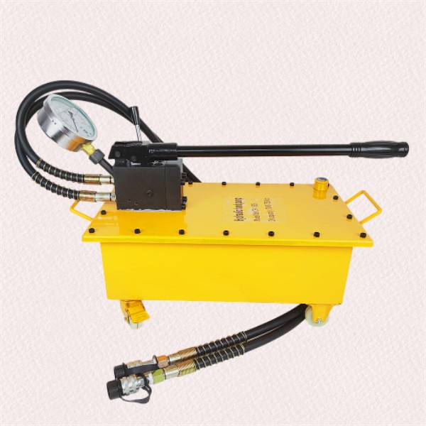 How the 700 Bar Hydraulic Hand Pump Streamlines Operations