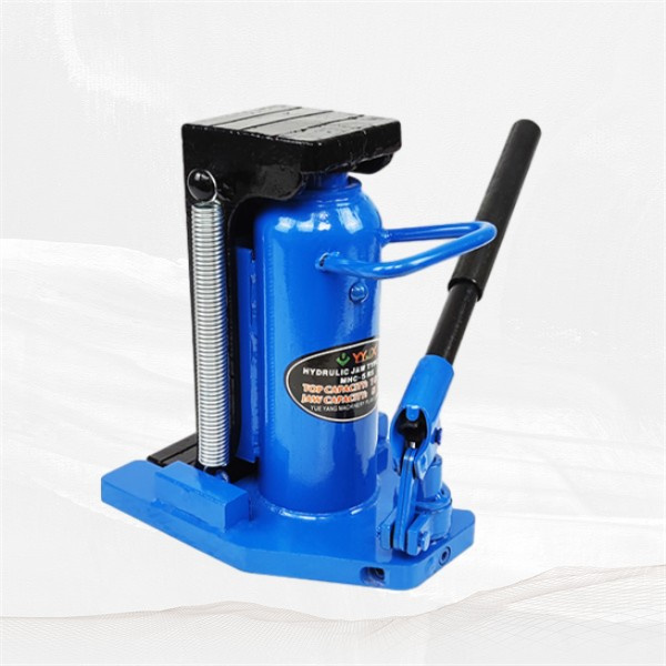 With its hydraulic system, this toe jack offers precise control over lifting and lowering heavy objects.