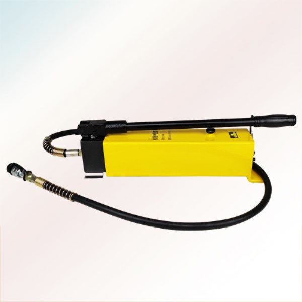 Compact and portable solution for fluid displacemen