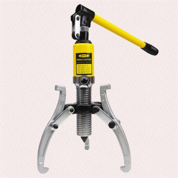 Adjustable jaws for a secure grip on various gear sizes