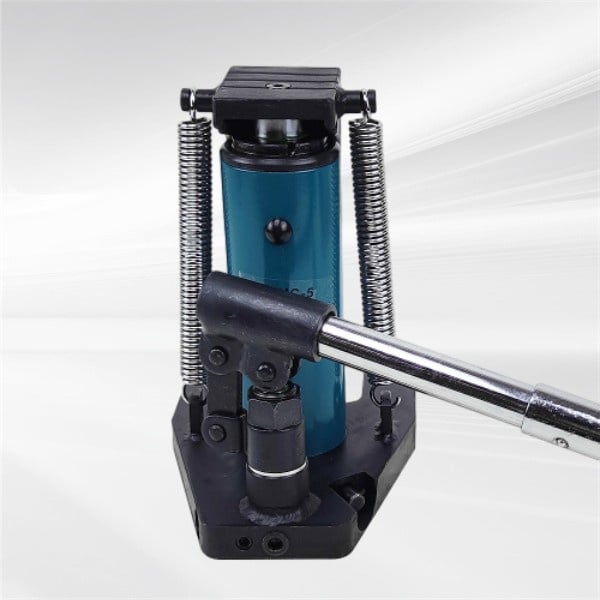 Built to withstand tough working conditions, this toe jack is durable and reliable for all your lifting needs.
