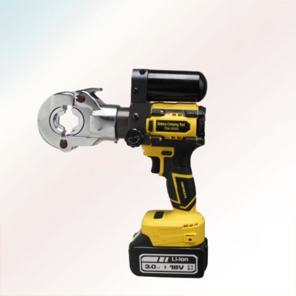 Compact and easy to use battery wire crimper