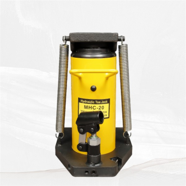 Lift with ease using the hydraulic power of a toe jack