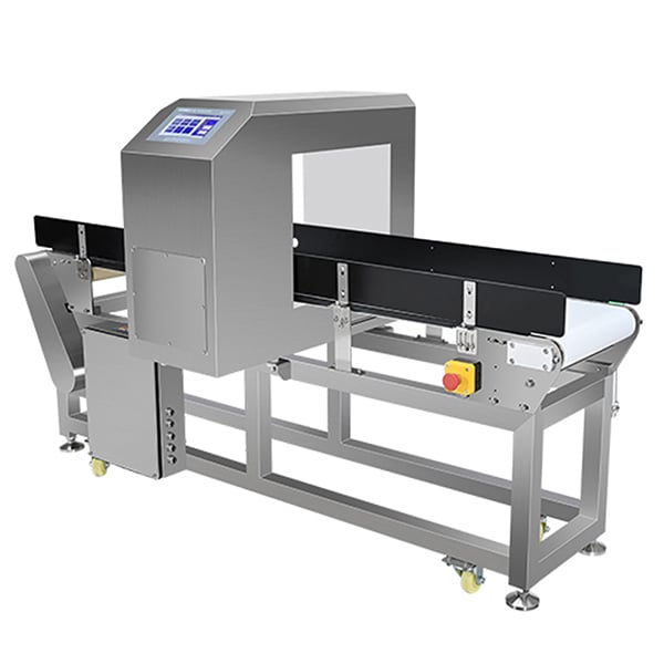 Les innovations dans les détecteurs de métaux pour ingrédients deviennent de plus en plus sophistiquées au fil des années. Les machines sont désormais capables de détecter de plus petits morceaux de métal, tels que des copeaux métalliques qui peuvent provenir d'ustensiles, ainsi que des métaux non magnétiques comme l'aluminium. Certains détecteurs de métaux intègrent une technologie multi-fréquence, ce qui leur permet de détecter une plus large gamme de métaux. Les innovations logicielles ont également rendu les détecteurs de métaux plus efficaces et plus faciles à utiliser.