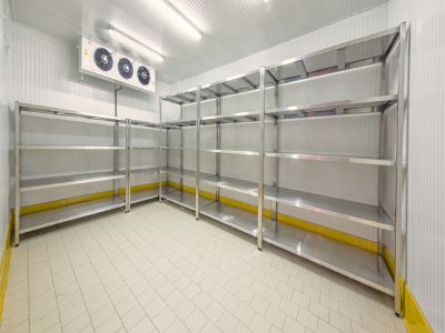 كيف تؤثر جودة تصنيع غرف التبريد على الموثوقية التشغيلية