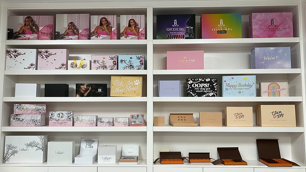 Custom Logo Color Folding Box Pink 2mm Cardboard Box Magnet Closure CMYK Printing for Wig Perfume Packaging for with Silk Cloth factory