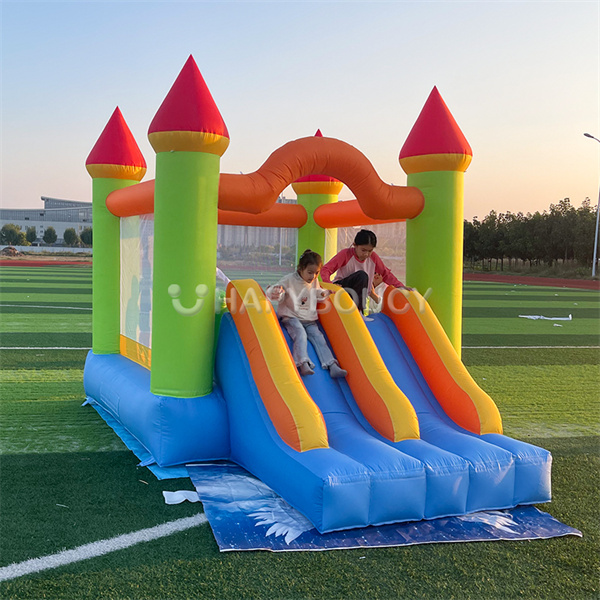 Keep your little ones safe with the enclosed design of this small jumping castle